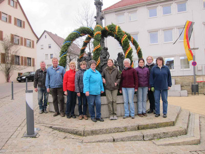 Traditioneller Frühlingsbrauch - Osterbrunnen geschmückt